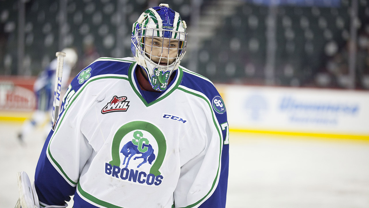 Goalie Stuart Skinner signs with Oilers 1 day after winning WHL title
