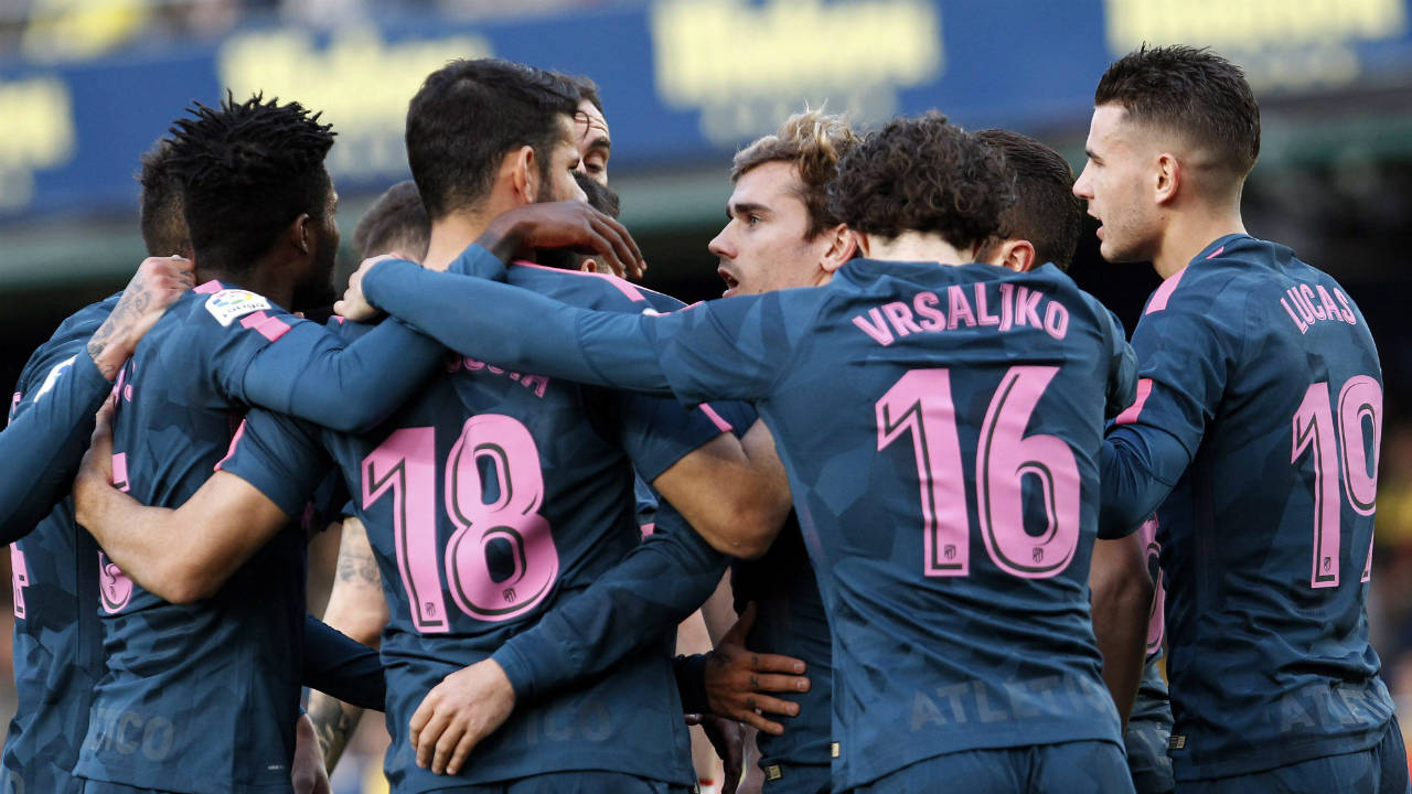 Atletico-de-Madrid's-Griezman,-centre,-is-congratulated-by-teammates-after-scoring-a-goal-against-Villarreal-during-the-Spanish-La-Liga-soccer-match-between-Villarreal-and-Atletico-de-Madrid-at-the-ceramica-stadium-in-Villarreal,-Spain,-Sunday,-March-18,-2018.-(Alberto-Saiz/AP)