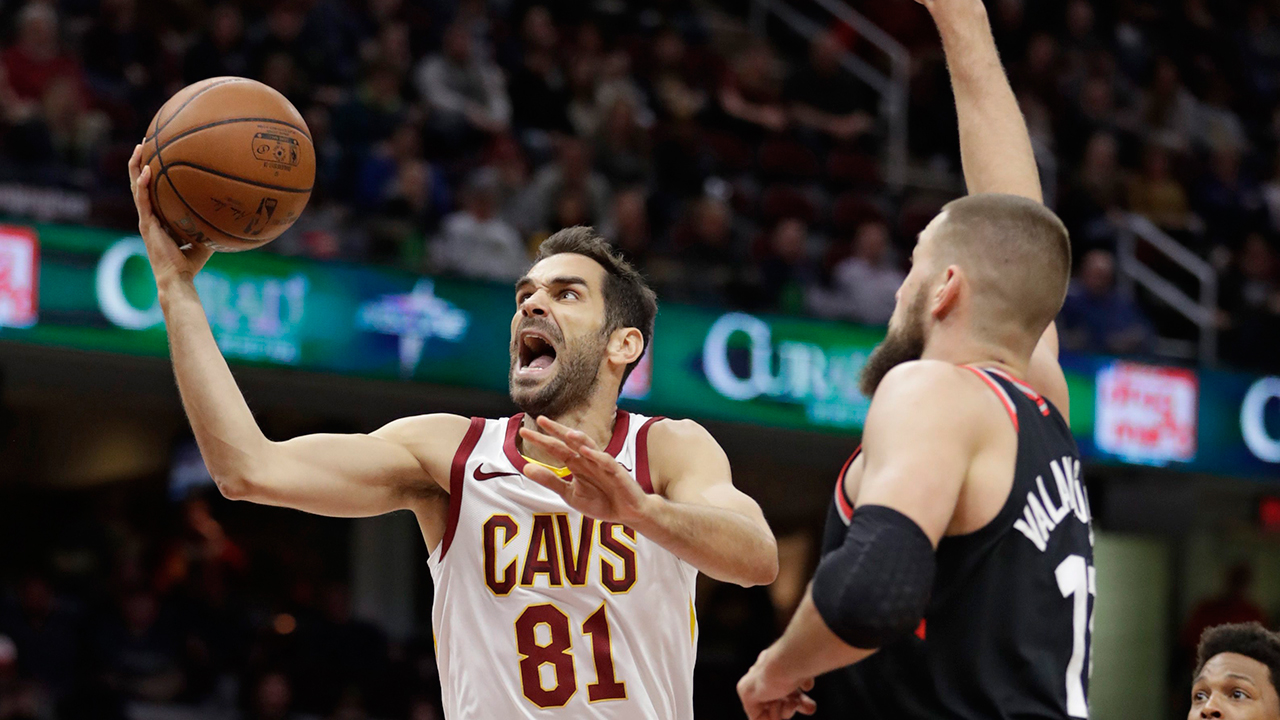 Cleveland-Cavaliers-point-guard-Jose-Calderon-drives-to-the-basket-against-Toronto-Raptors-centre-Jonas-Valanciunas