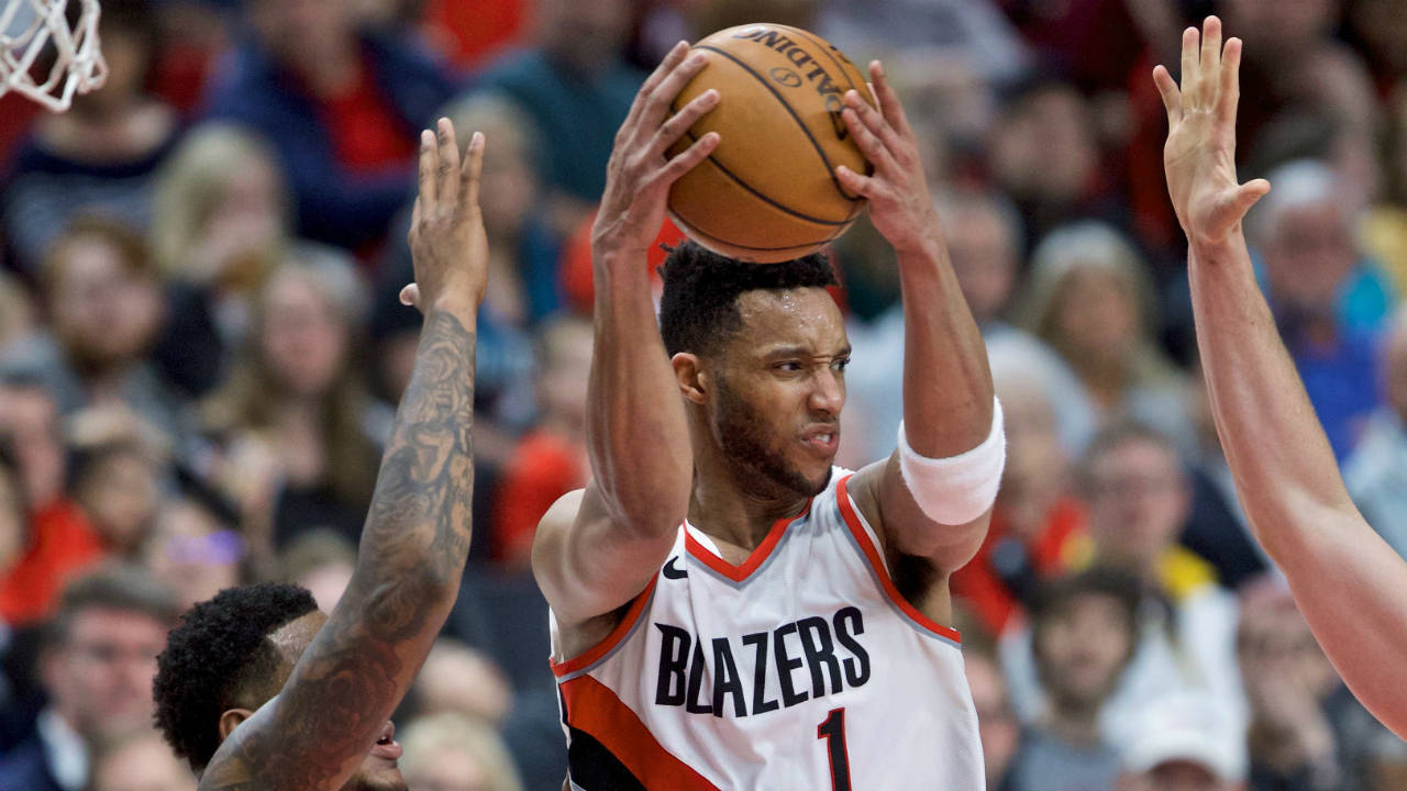 Portland-Trail-Blazers-forward-Evan-Turner,-right,-looks-to-pass-the-ball-away-from-Memphis-Grizzlies-forward-Jarell-Martin-during-the-second-half-of-an-NBA-basketball-game-in-Portland,-Ore.,-Sunday,-April-1,-2018.-(Craig-Mitchelldyer/AP)
