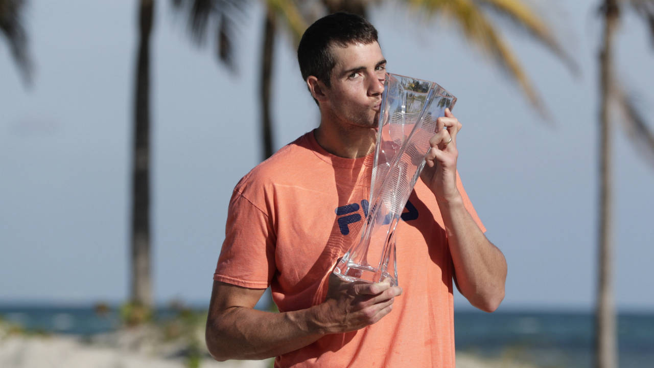 John-Isner,-of-the-United-States,-poses-with-his-trophy-on-Crandon-Park-Beach,-after-defeating-Alexander-Zverev,-of-Russia,-in-the-men's-final-at-the-Miami-Open-tennis-tournament-Sunday,-April-1,-2018,-in-Key-Biscayne,-Fla.-Isner-won-6-7-(4),-6-4,-6-4.-(Lynne-Sladky/AP)