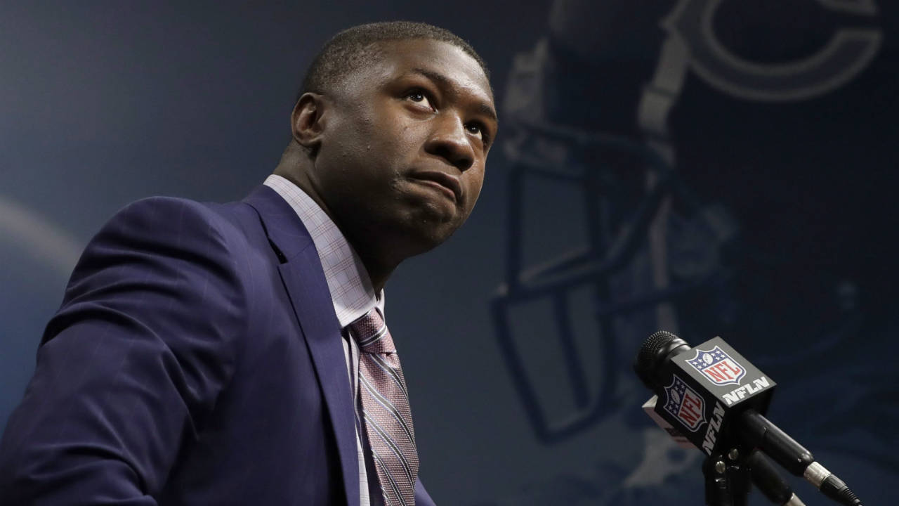 Chicago-Bears-first-round-draft-pick,-University-of-Georgia-linebacker-Roquan-Smith,-thinks-before-responding-to-a-question-during-an-introductory-NFL-football-news-conference-Friday,-April-27,-2018,-in-Lake-Forest-,-Ill.-(Charles-Rex-Arbogast/AP)