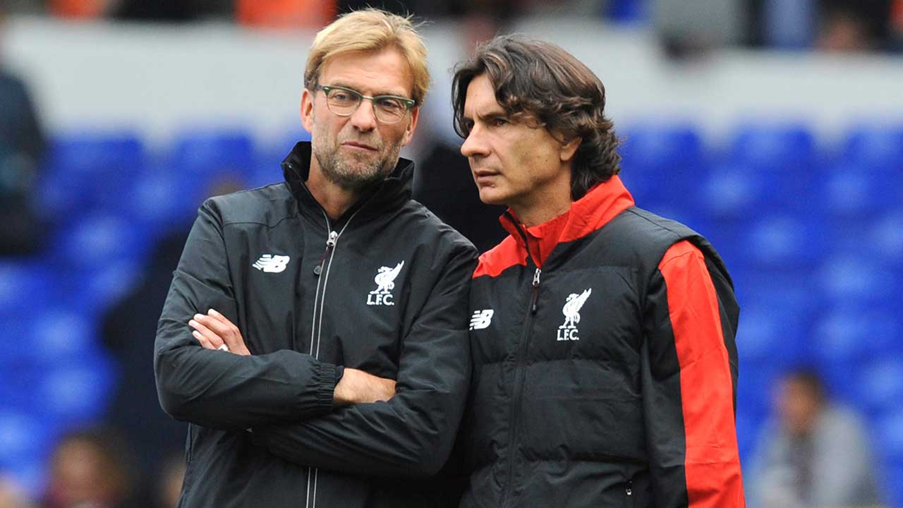 Liverpool-manager-Juergen-Klopp,-left,-talks-with-assistant-manager-Zeljko-Buvac