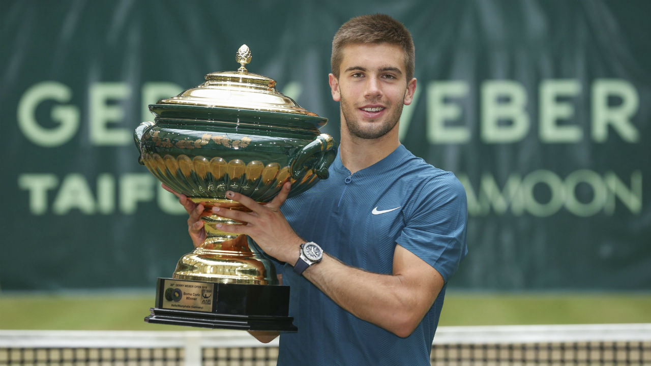 Coric ends Federers winning streak to take Halle title