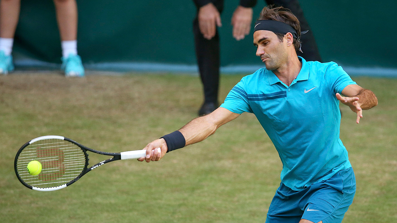 Federer survives scare against Paire to advance in Halle