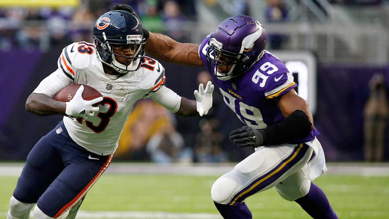 kendall-wright-is-chased-by-danielle-hunter