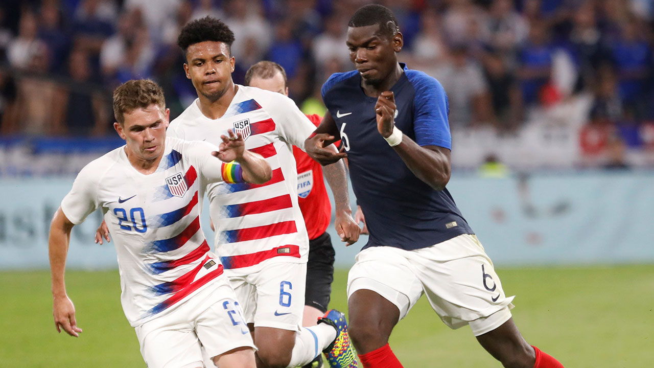 paul_pogba_dribbles_for_france