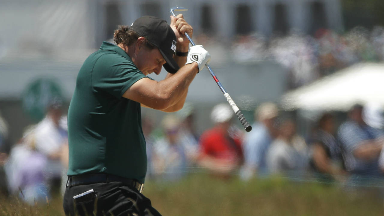 Phil-Mickelson-reacts-to-a-shot-from-the-fescue-on-the-fifth-hole-during-the-third-round-of-the-U.S.-Open-Golf-Championship,-Saturday,-June-16,-2018,-in-Southampton,-N.Y.-(Carolyn-Kaster/AP)