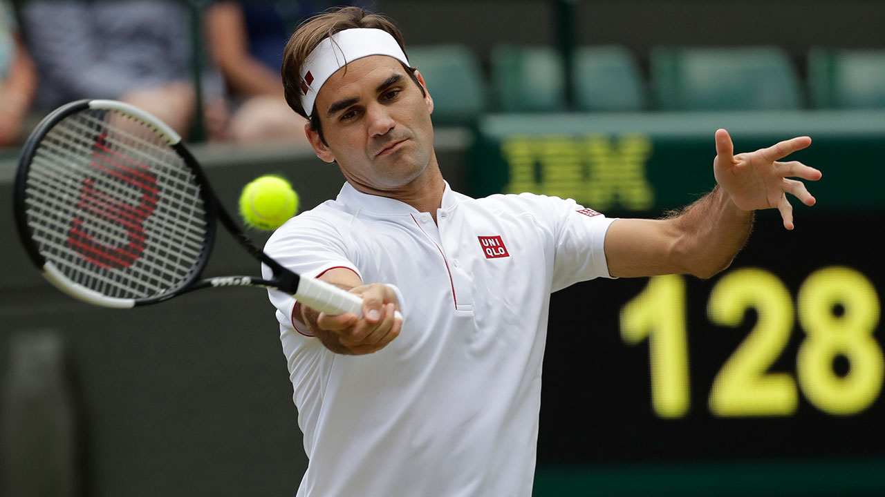 Tennis-Federer-hitting-ball-at-Wimbledon