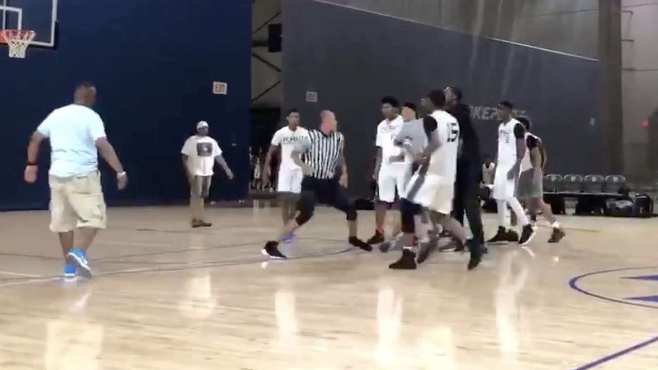 Insane fight breaks out between players, officials in AAU contest