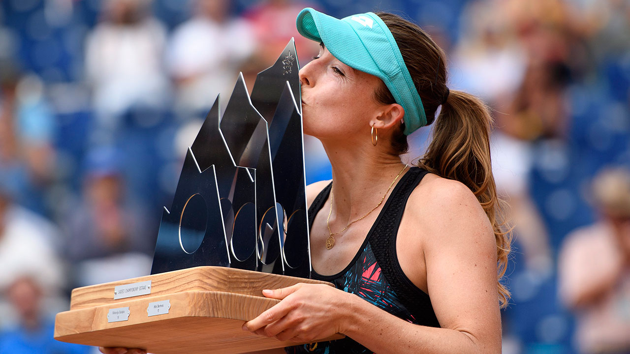 alize_cornet_kisses_the_gstaad_championship_trophy