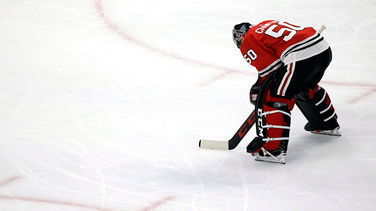 corey-crawford-looks-at-the-ice