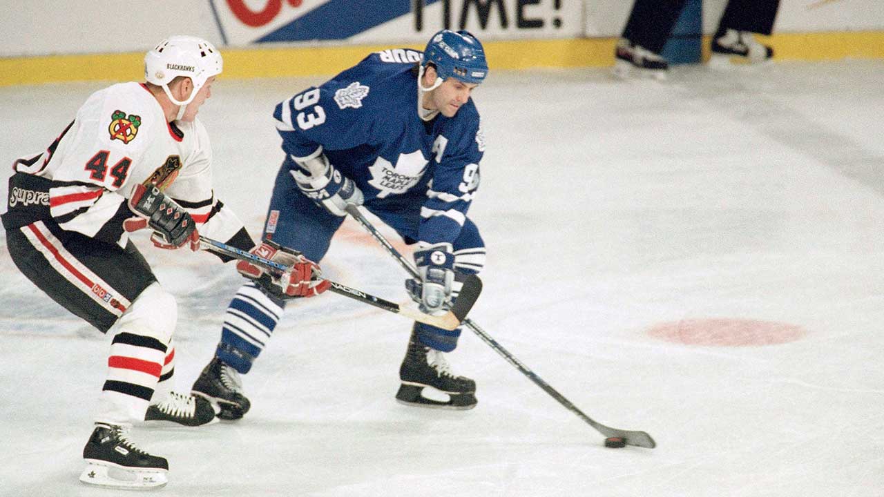 doug-gilmour-playing-for-the-toronto-maple-leafs