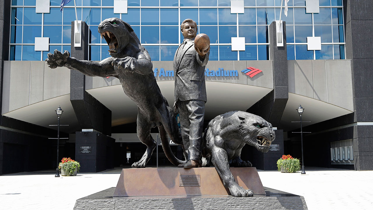 jerry-richardson-statue