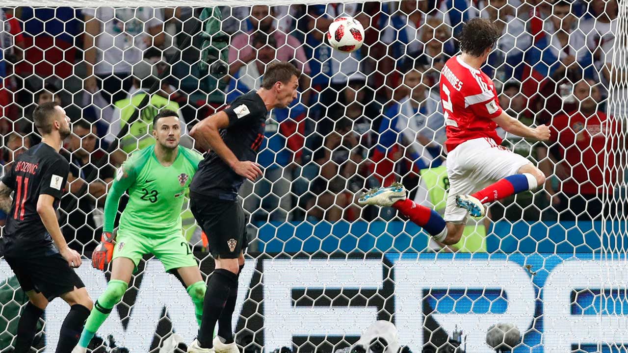mario-fernandes-scores-against-croatia-at-world-cup