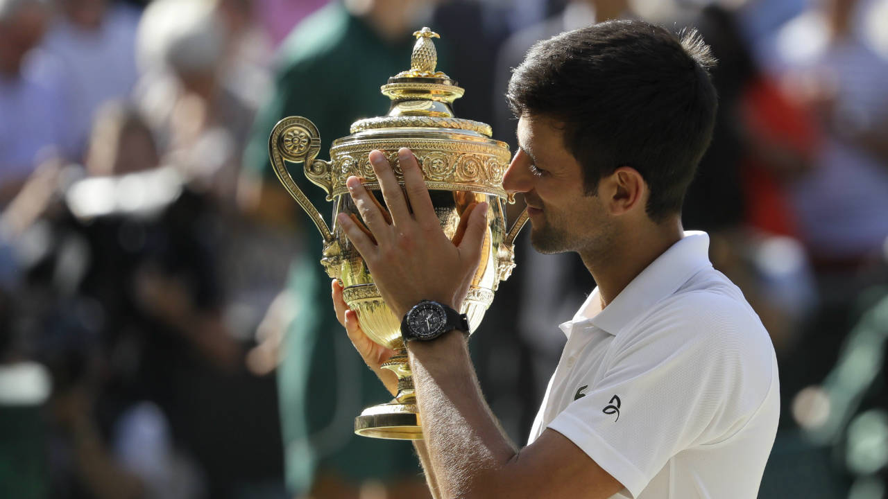 novak-djokovic-wimbledon-trophy