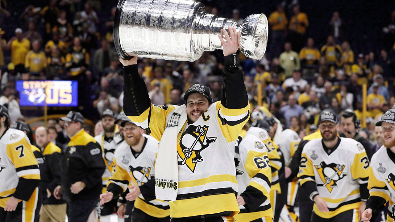 sidney_crosby_hoists_the_stanley_cup