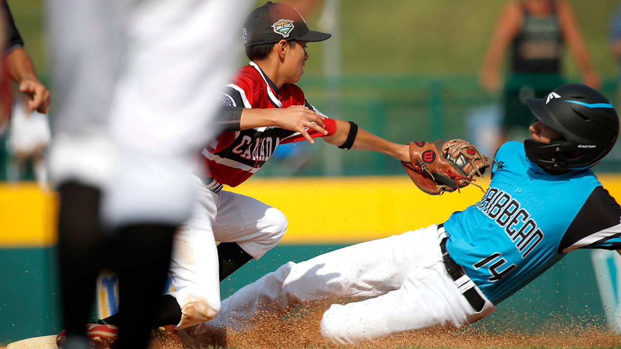 Baseball-Puerto-Rico-Rivera-steals-base-against-Canada-at-LLWS
