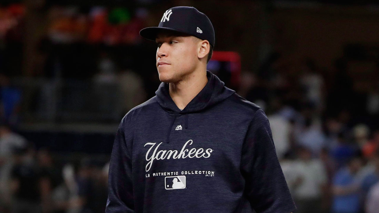 aaron_judge_walks_to_the_dugout