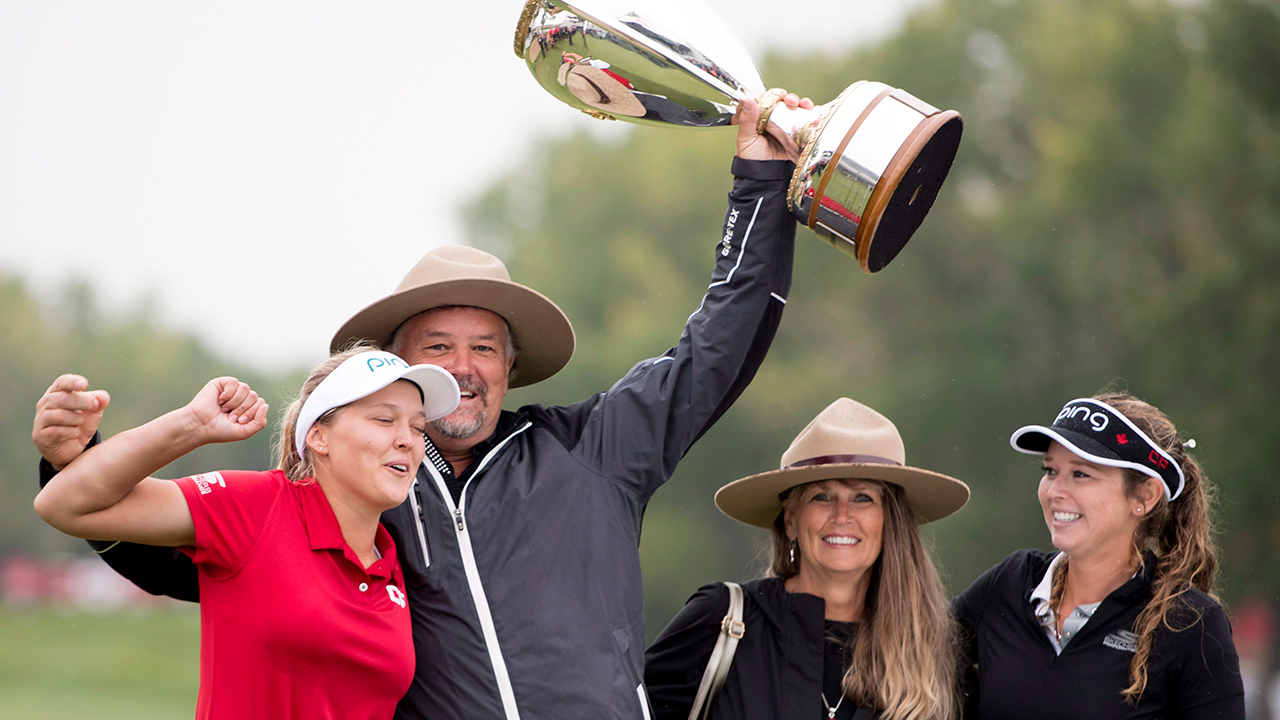 brooke-henderson-celebrates-victory-with-father-dave