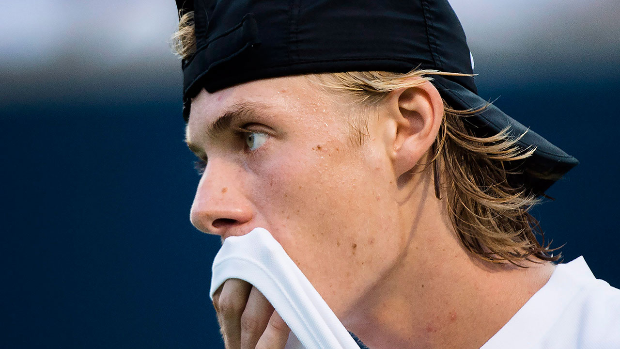 denis_shapovalov_wipes_his_face_with_his_shirt