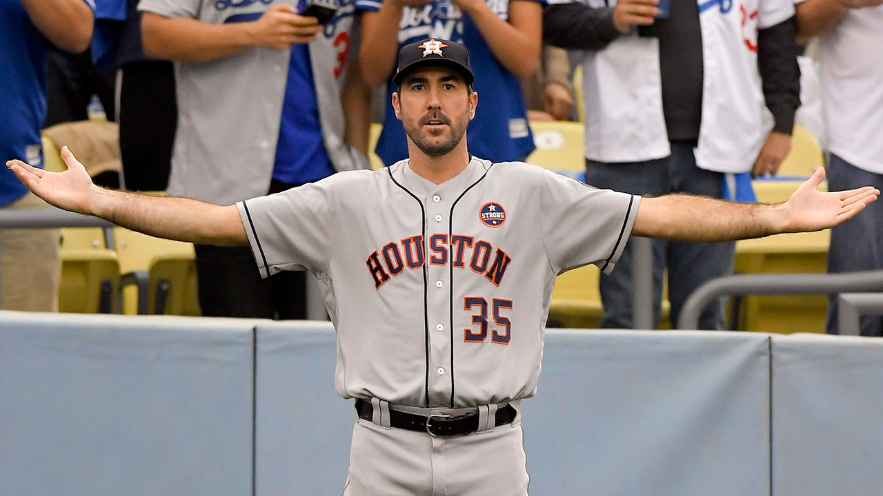 justin-verlander-stretches-arms-during-2017-world-series