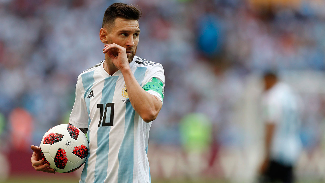 lionel_messi_holds_the_ball