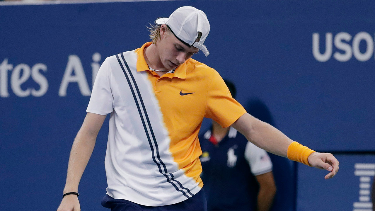 shapovalov_drops_his_racquet_after_losing_a_point