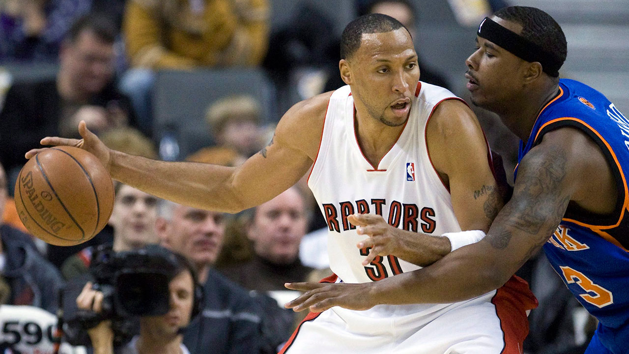 shawn_marion_posts_up_on_quentin_richardson