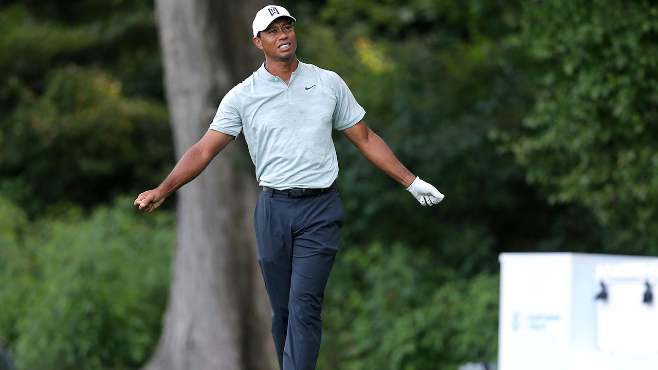 tiger_woods_watches_his_shot