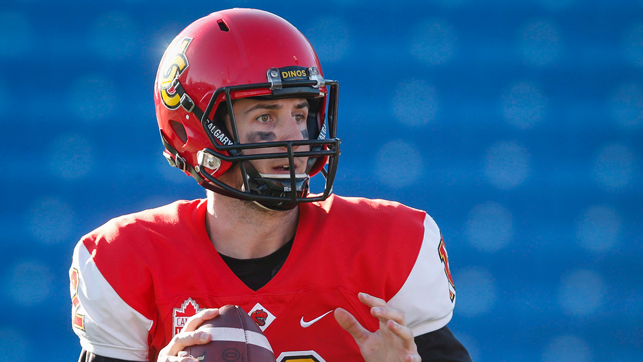 University-of-Calgary-Dinos-quarterback-Adam-Sinagra