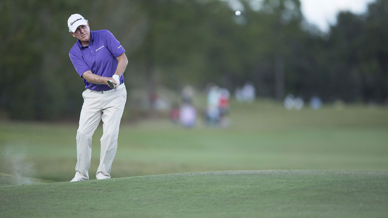 Golf-PGA-Hale-Irwin-chips-ball