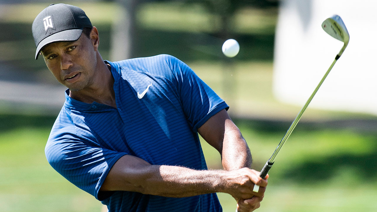 Golf-PGA-Tiger-Woods-chips-ball-at-BMW-Championship