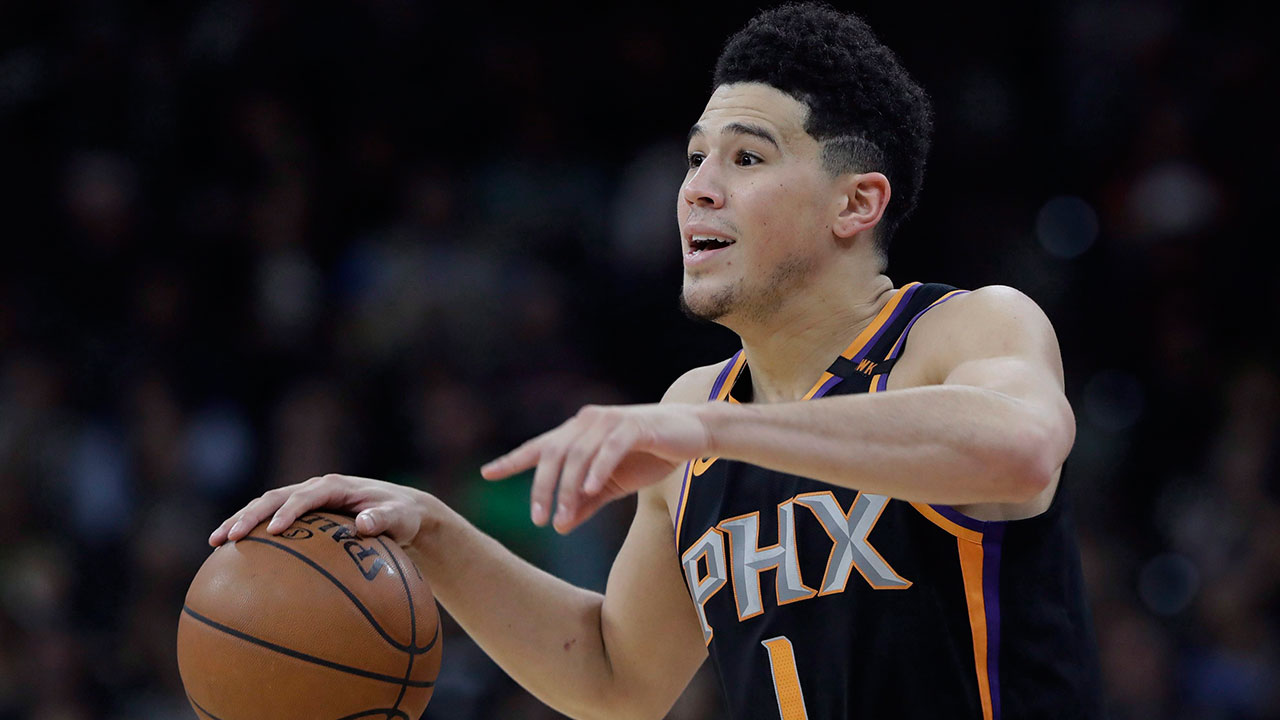 NBA-basketball-Suns-Booker-dribbles