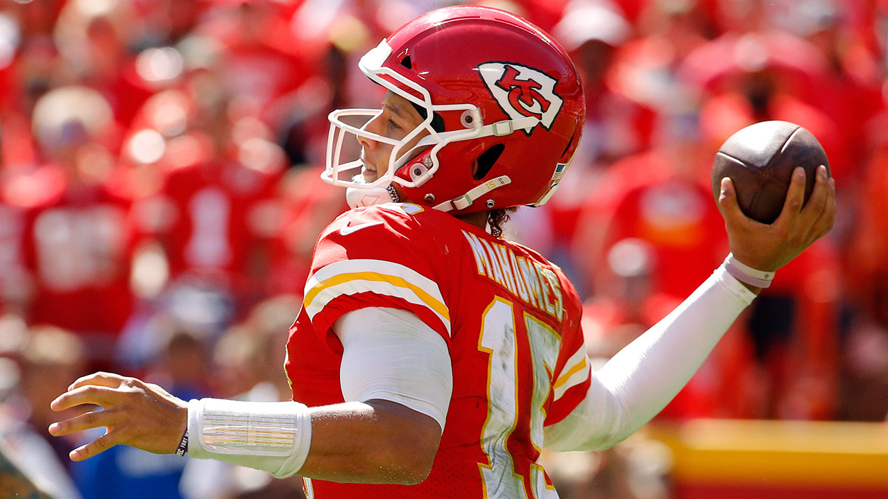 NFL-Chiefs-Mahomes-throws-against-49ers