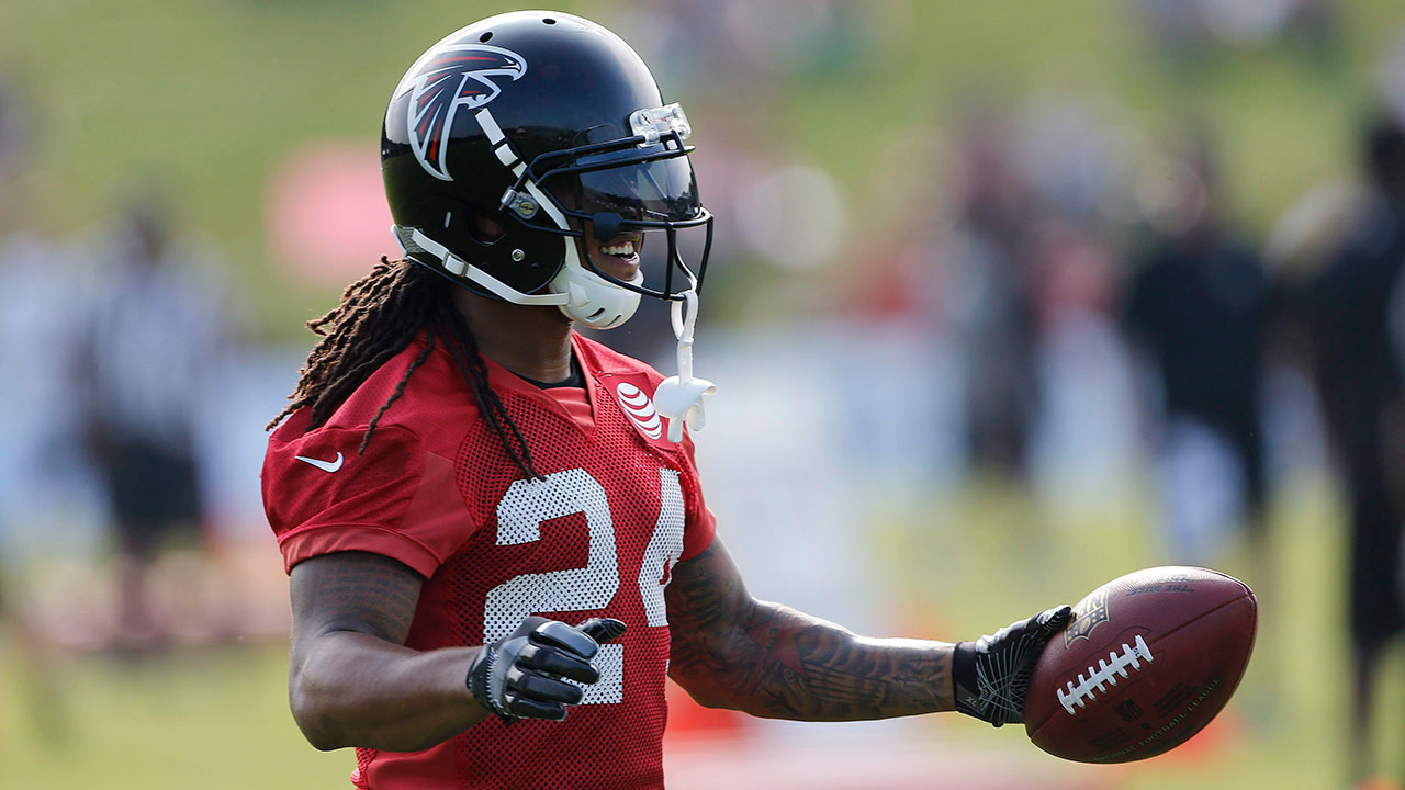 NFL-Falcons-Freeman-holds-ball-during-training-camp