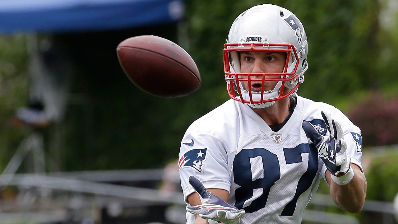 NFL-Patriots-Gronkowski-catching-ball-at-training-camp