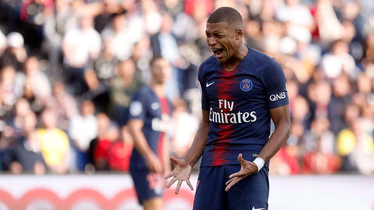 Soccer-Ligue-1-PSG-Mbappe-reacts-after-missing-goal