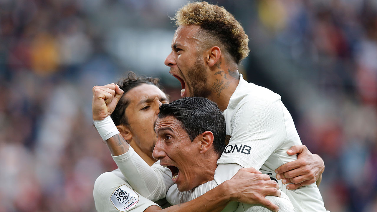 Soccer-PSG-Neymar-celebrates-goal-with-teammates-against-Rennes