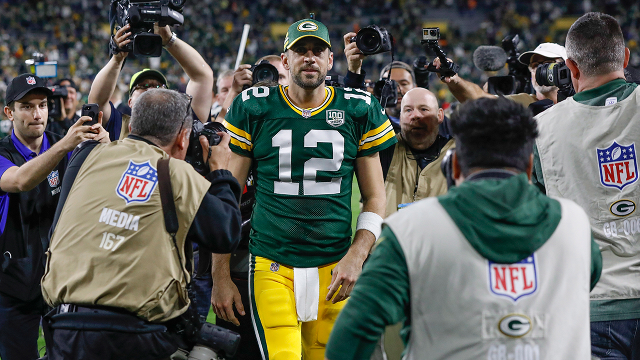aaron-rodgers-walks-off-field-after-leading-packers-to-win