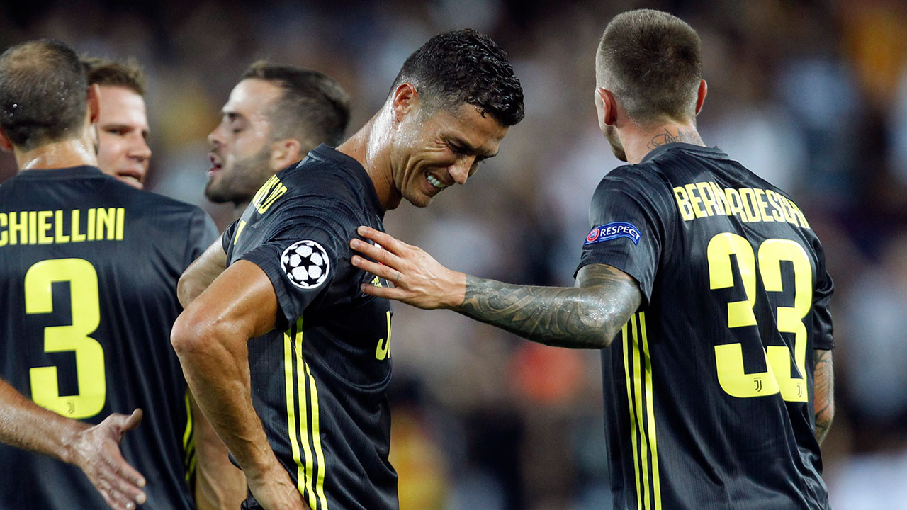 cristiano_ronaldo_is_consoled_after_receiving_a_red_card