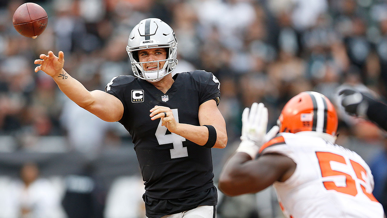 derek_carr_passes_against_the_cleveland_browns