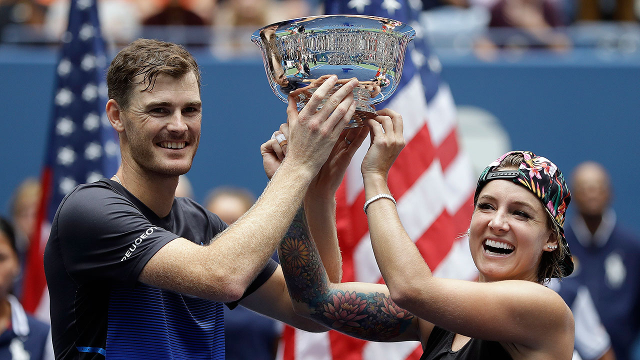 jamie_murray_and_bethanie_mattek_sands_hold_the_us_open_mixed_doubles_trophy