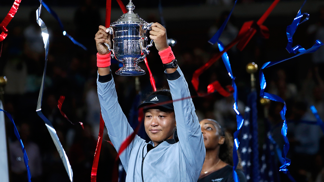 naomi-osaka-lifts-us-open-trophy