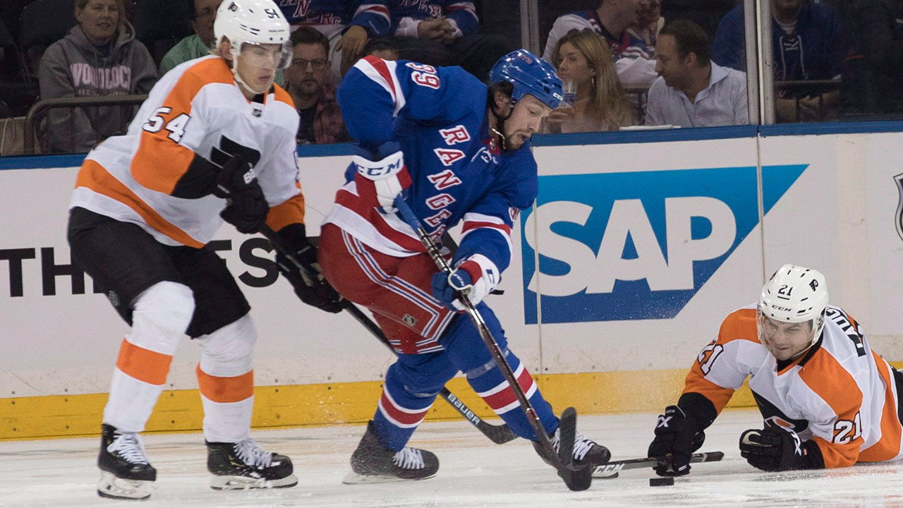 Matt-Beleskey-plays-puck-during-nhl-pre-season-game