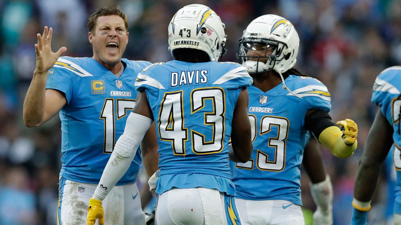 NFL-Chargers-Rivers-talks-to-teammates-in-game-against-Titans