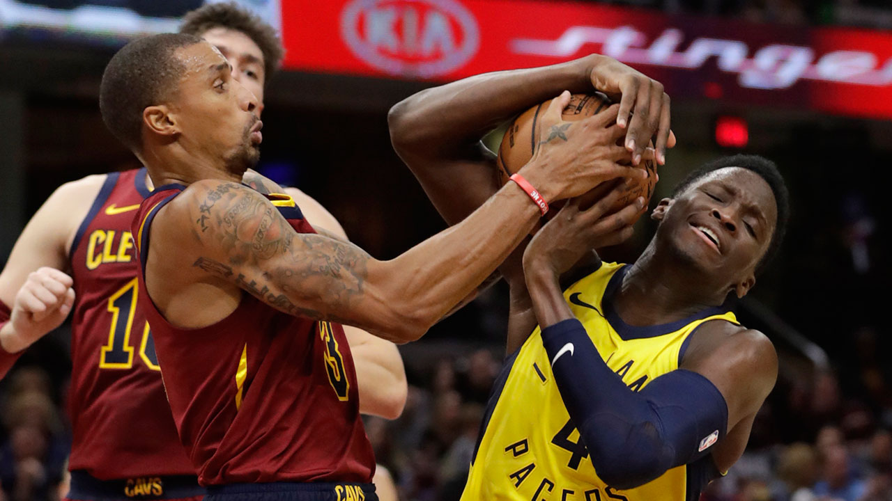 Pacers-Cavaliers-fight-for-ball