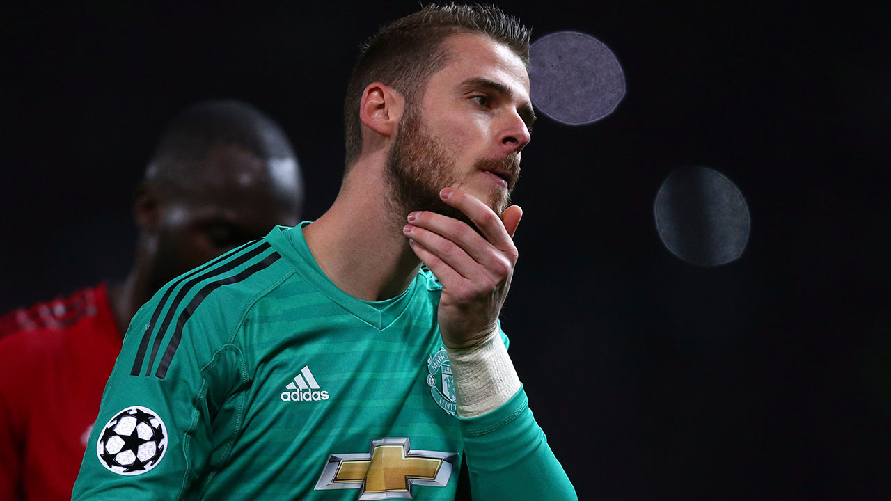 Soccer-Manchester-United-keeper-David-de-Gea-leaves-pitch