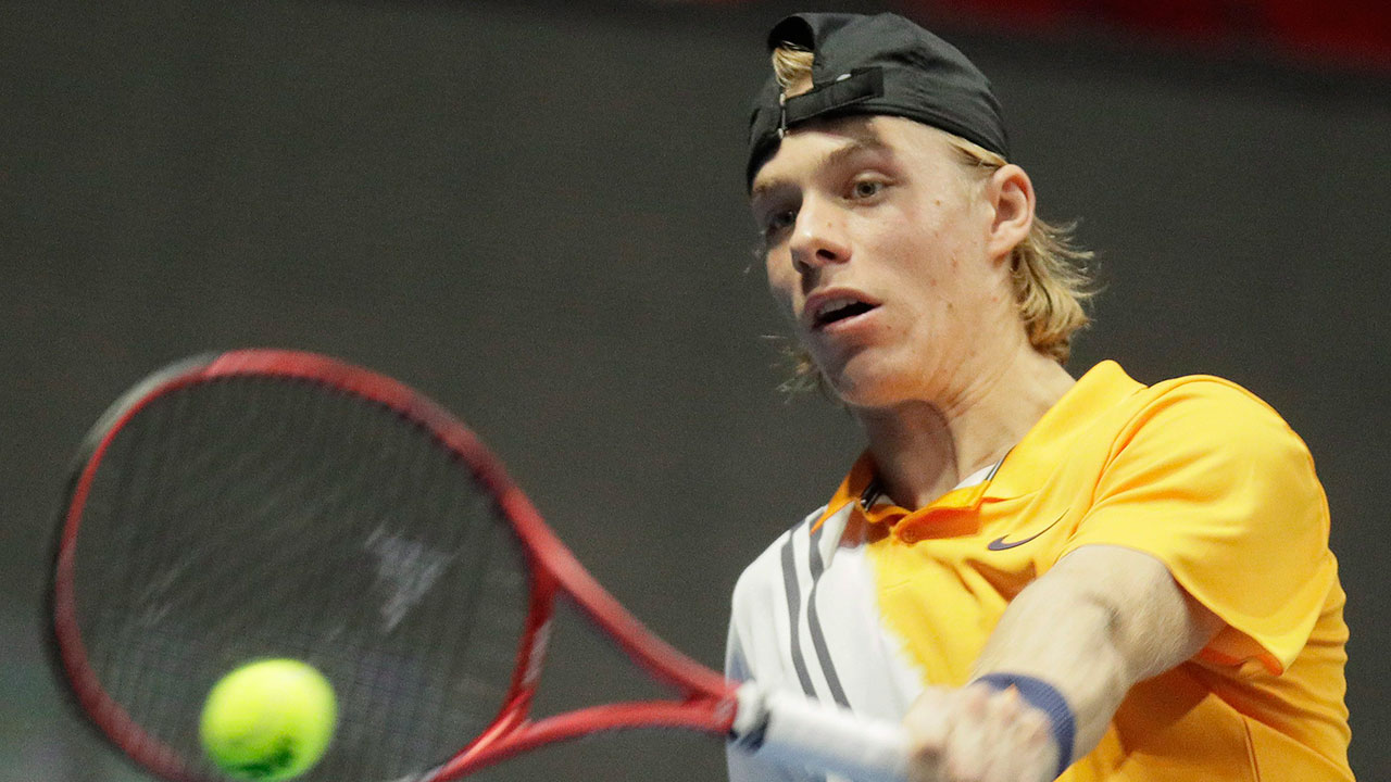 Tennis-Shapovalov-playing-at-St.-Petersburg-Open