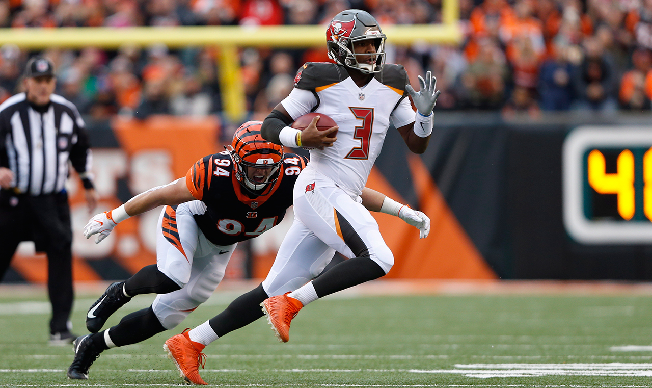 buccaneers-jameis-winston-chased-by-bengals-defence-end-sam-hubbard
